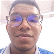 Profesor de matemáticas imparte clase a niños de todos los cursos